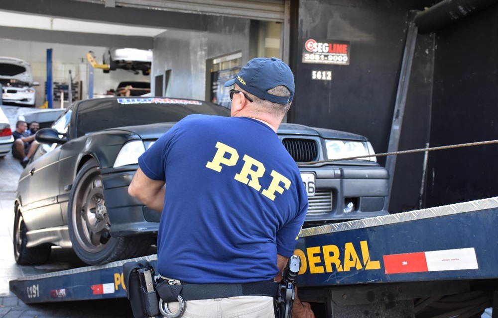 Ir para  <p>Uma BMW usada em rachas pelas ruas de Curitiba e na rodovia BR-277 foi apreendida pela Pol&iacute;cia Rodovi&aacute;ria Federal (PRF) na tarde desta quarta-feira (22), na capital. O ve&iacute;culo estava dentro de uma...